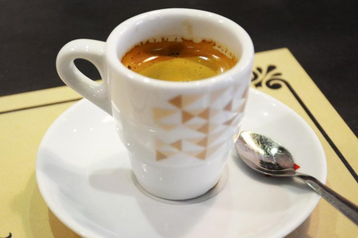 Uma chávena de café durante a manhã está associada a melhor saúde