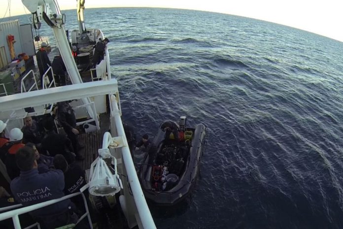 Mergulhadores da Marinha em operação à embarcação de pesca naufragada 'Veneza'