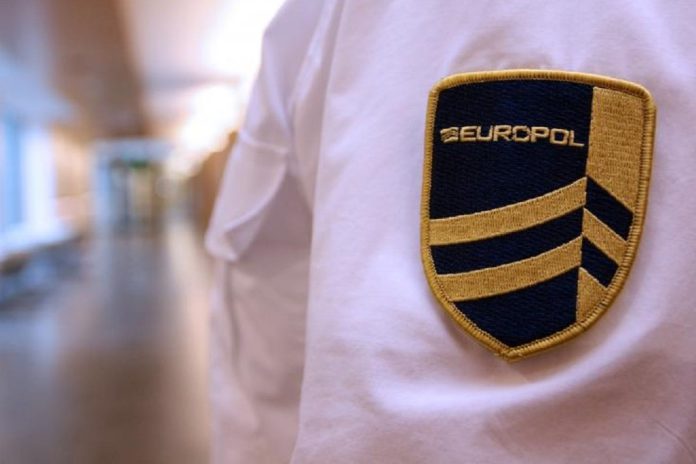 Europol alerta para técnicas de recrutamento de menores por redes criminosas