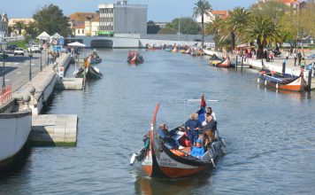 Peça de teatro “Mercado das Madrugadas” no palco em Aveiro