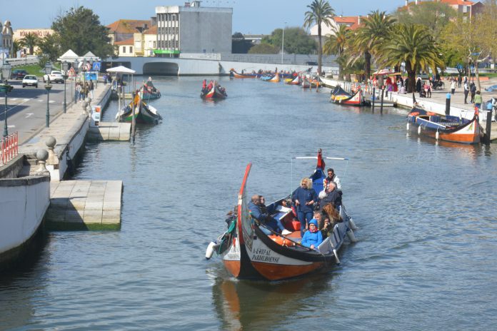 Peça de teatro “Mercado das Madrugadas” no palco em Aveiro