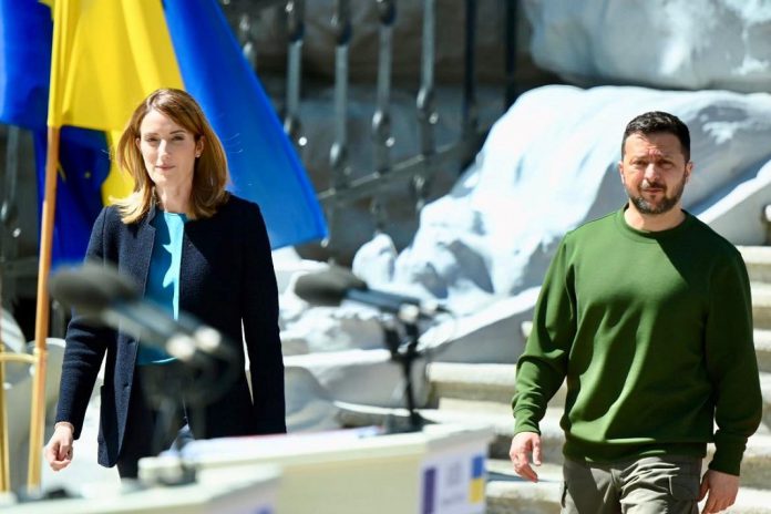 Roberta Metsola em Kiev no Dia da Europa com promessa de Volodymyr Zelensky parar a ofensiva russa