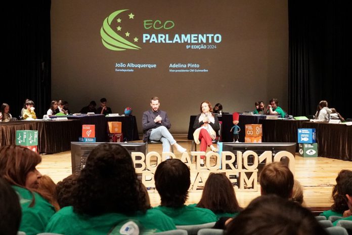Agrupamento de Escolas Fernando Távora vence Eco Parlamento - Guimarães