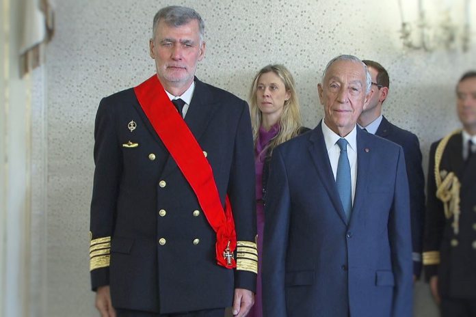 Almirante Henrique Gouveia e Melo condecorado pelo Presidente da República