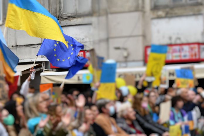 Quase 4,2 milhões de ucranianos podem ter proteção na União Europeia até 2026